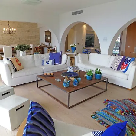 3b Beachfront Luxury Apartment- Four Seasons Beach Apartment *